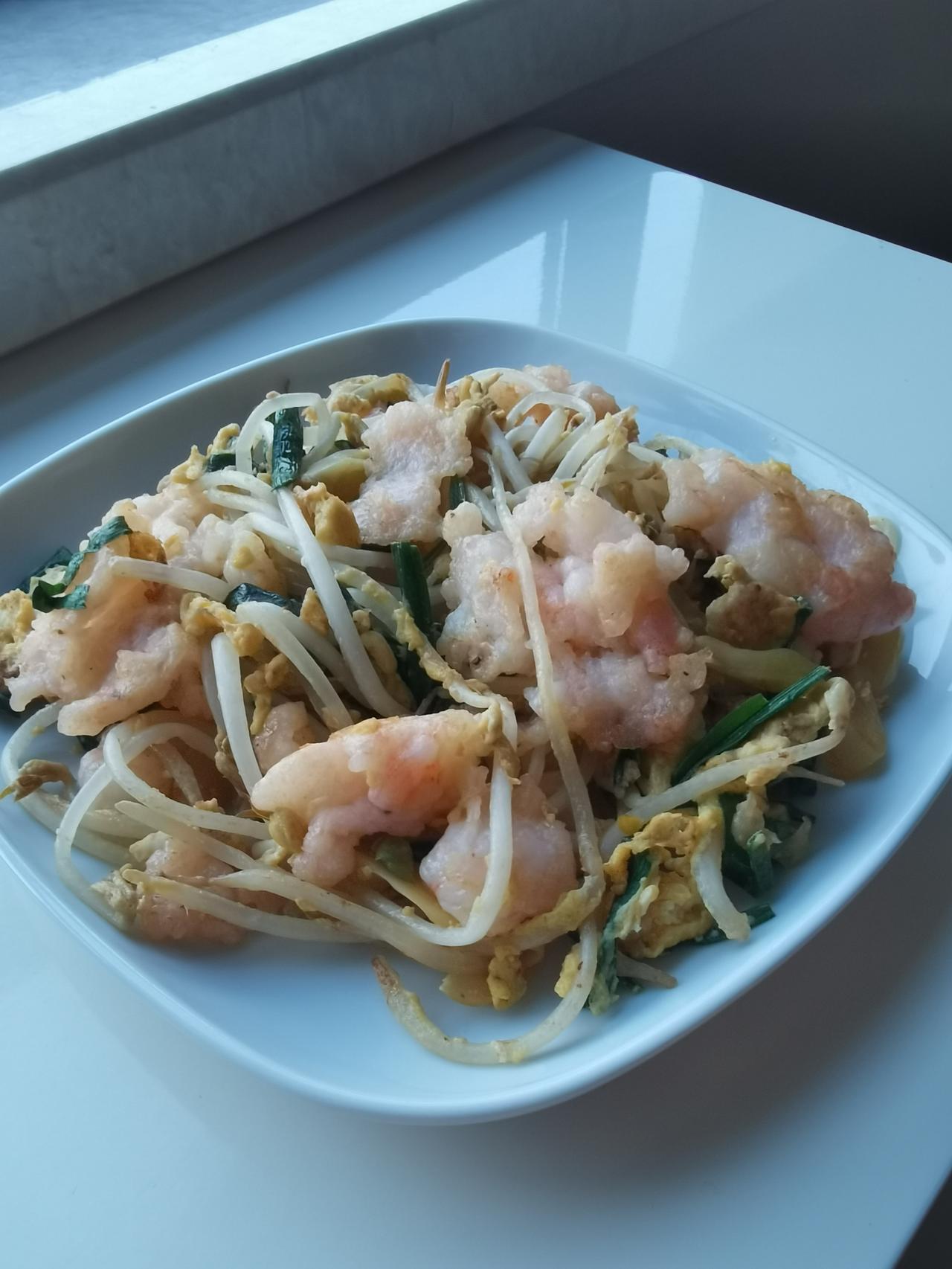 【星期六  早餐打卡】

绿豆芽韭菜鸡蛋虾滑（一锅炒）、牛奶咖啡、半片吐司抹了番