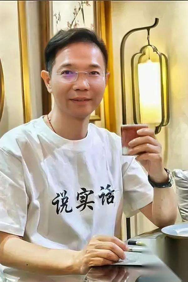 张书到北京了。

这次就他一个人。

不是旅游——是给李老师21号开会当保镖。