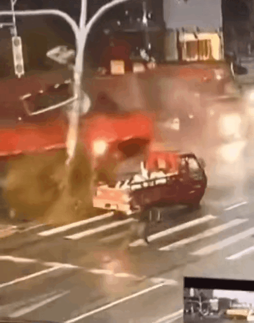 这个男子真是福大命大造化大，在这样危险的处境之中，既然成功的脱离了危险，这简直就