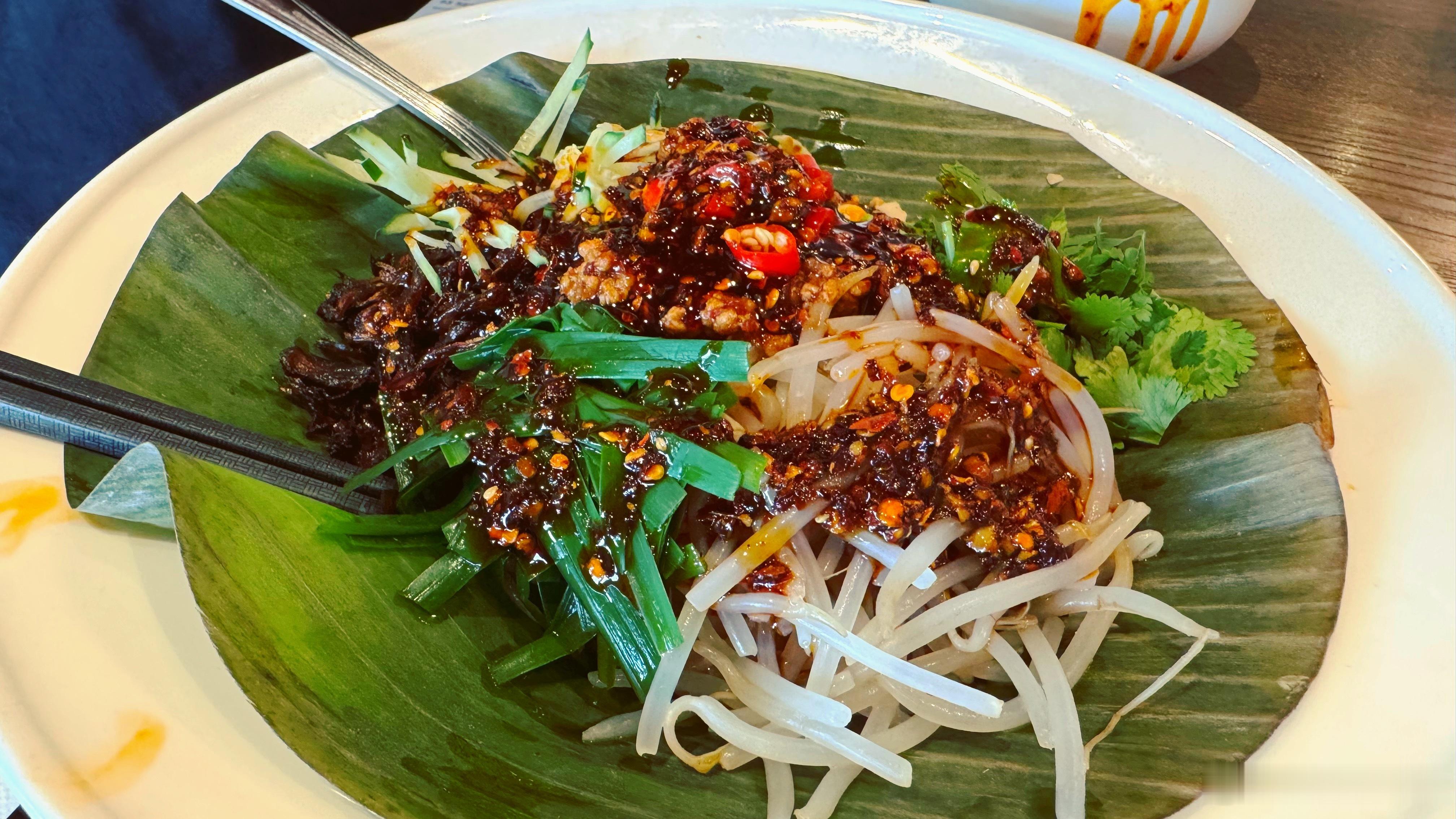中午和姐妹约饭，吃完她发现今天是端午，我说那我们点的糍粑四舍五入可以算是吃了粽子