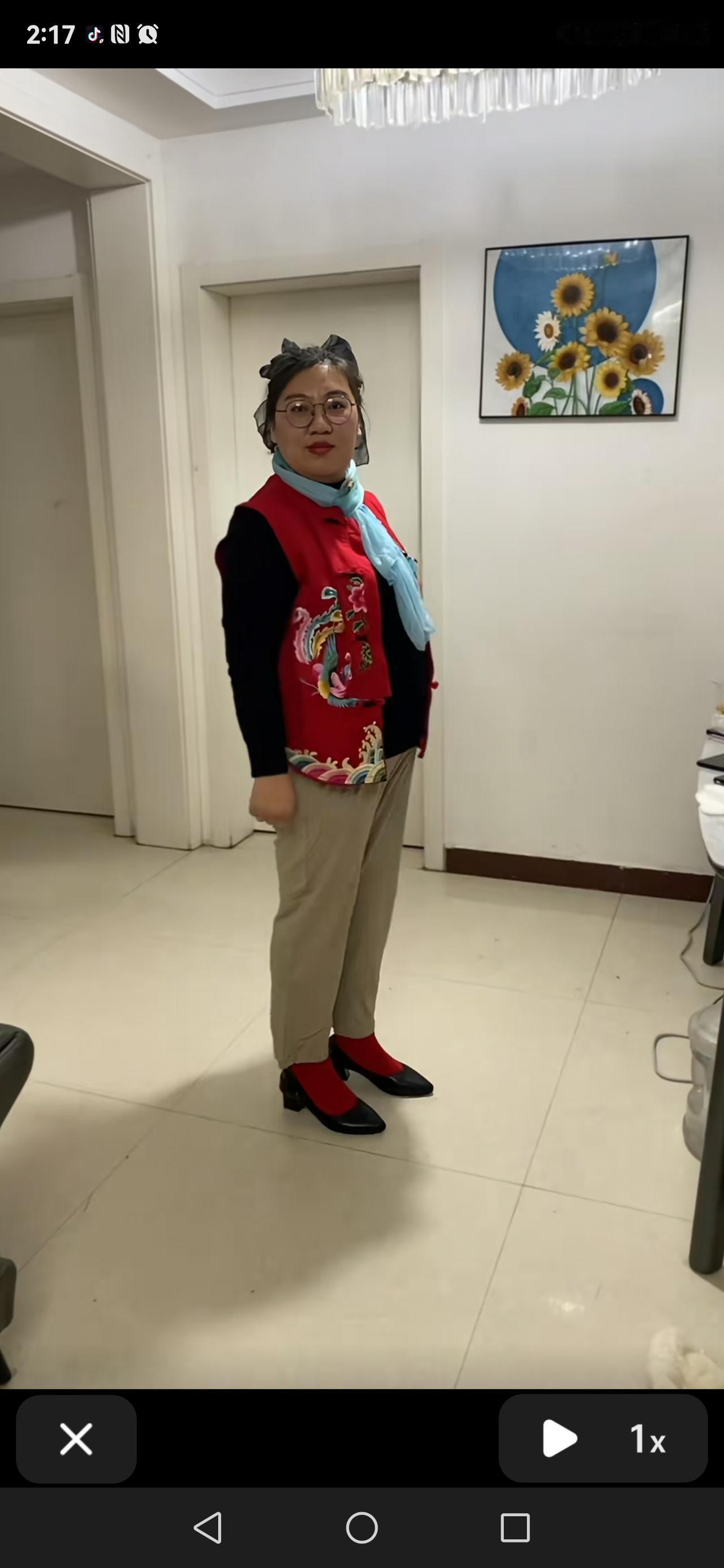 该怎么选择？老公要带我去参加同学聚会，听说他的初恋也在，我该穿哪一套衣服去呢？