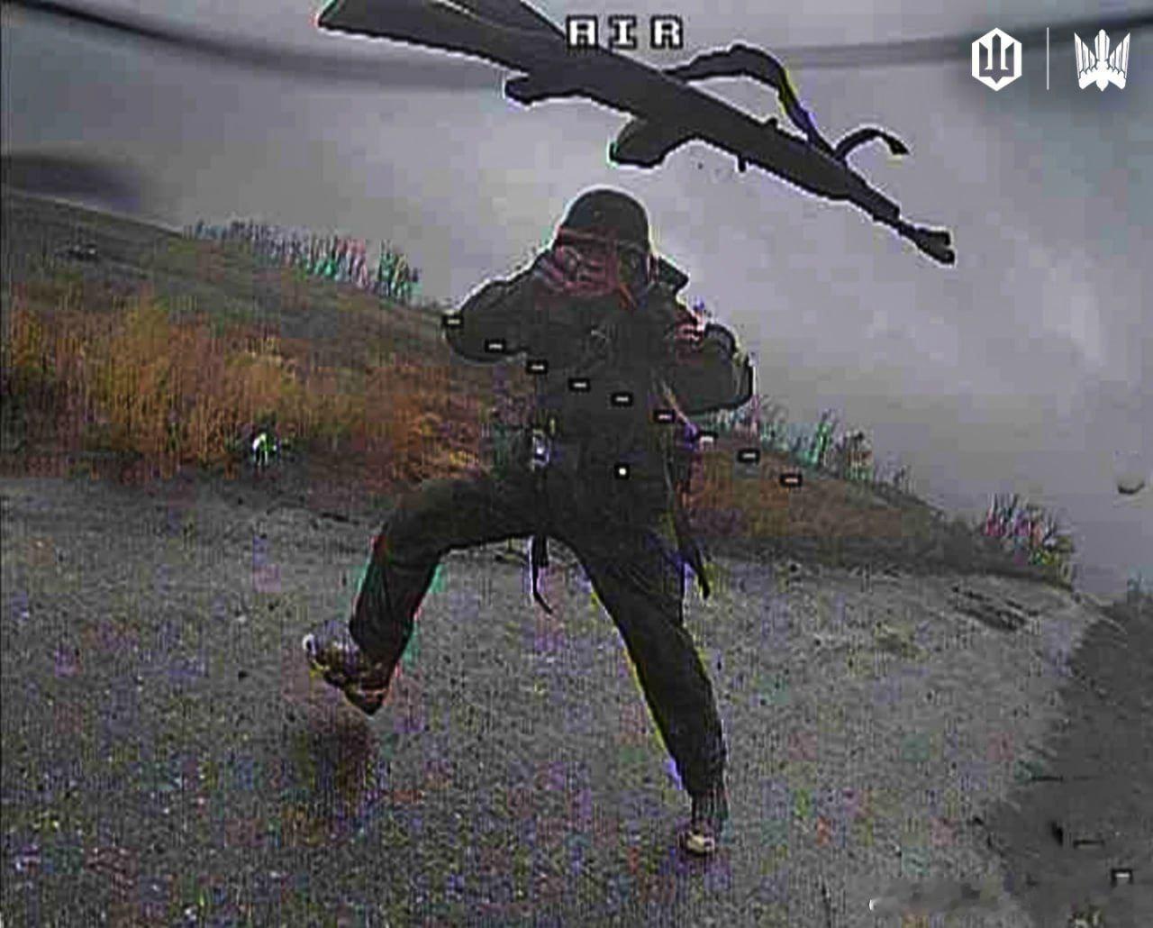 俄军最后唯一能做的就是朝无人机扔枪！ 