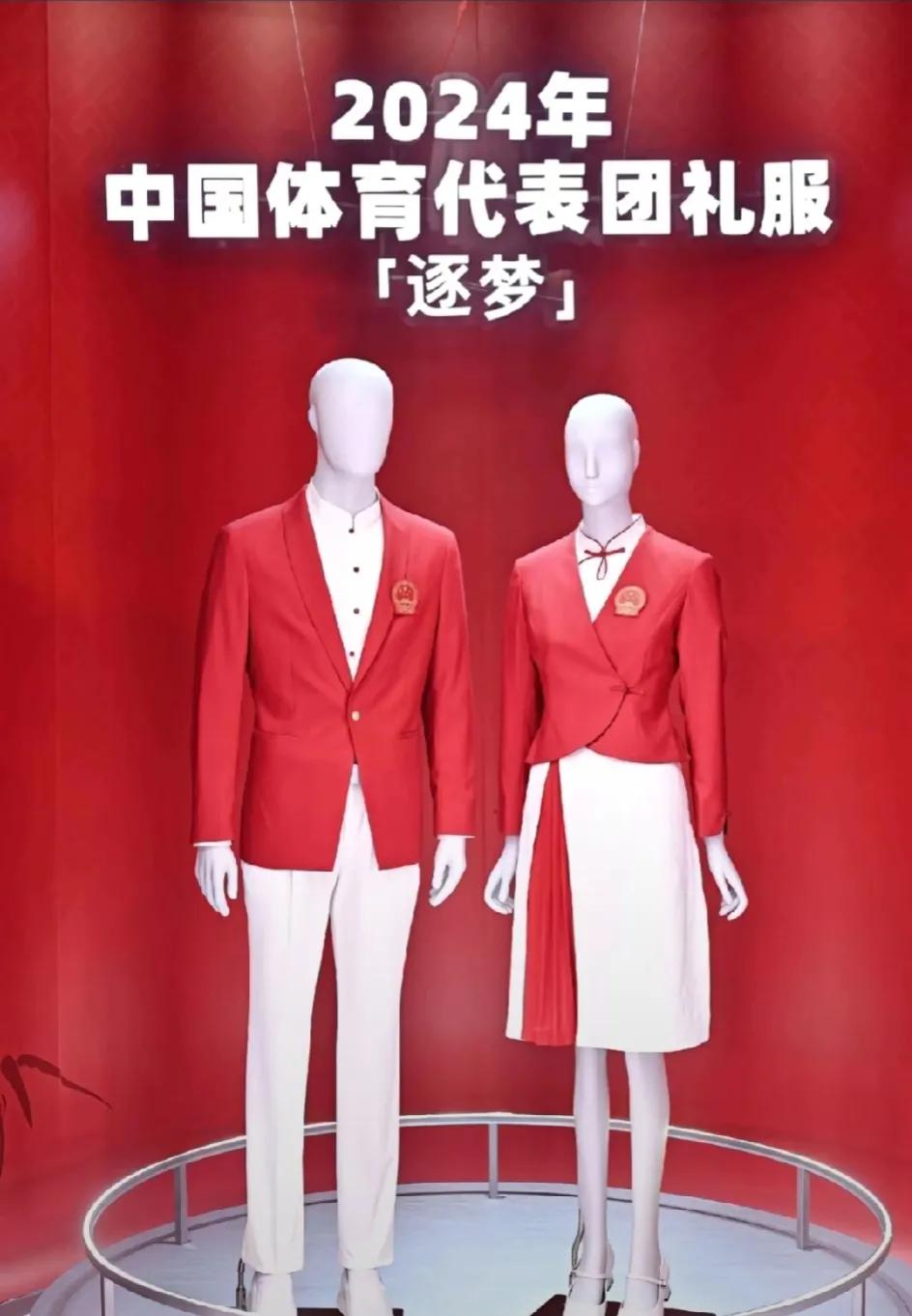 球迷期待已久的巴黎奥运会战袍终于亮相了，开幕仪式的出场服是红白搭配，很端庄大气，