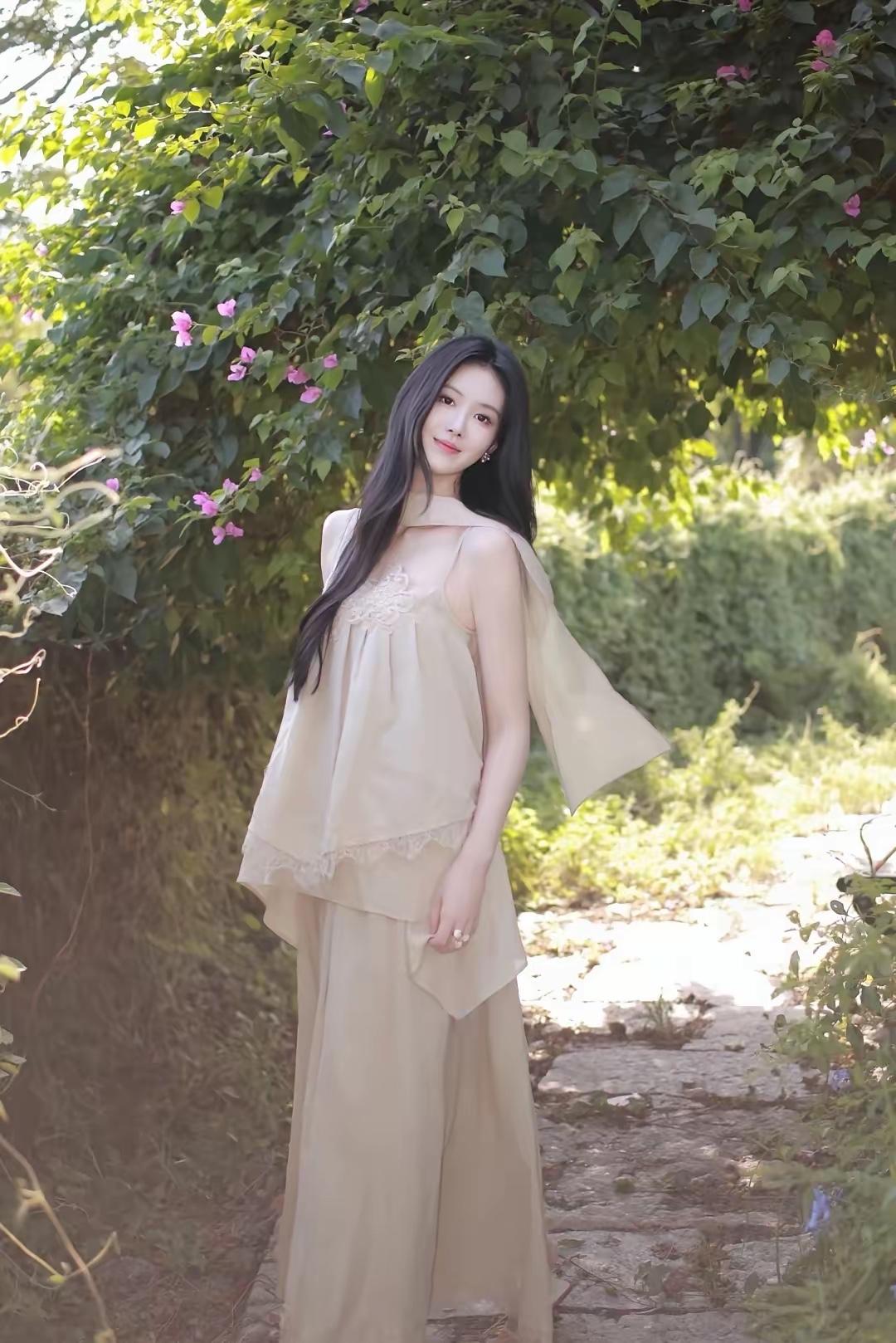 这种“一半舒适，一半精致”的状态，比任何华丽的隆重都更让人向往。毕竟，穿得自在，