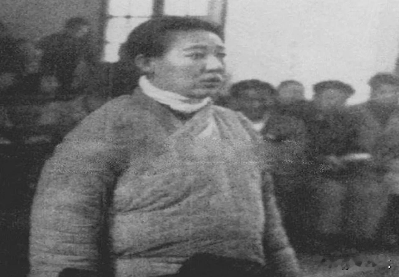 川岛芳子是清肃亲王之女，汉名金碧辉，被送给川岛浪速做养女，接受军国主义教育并遭玷