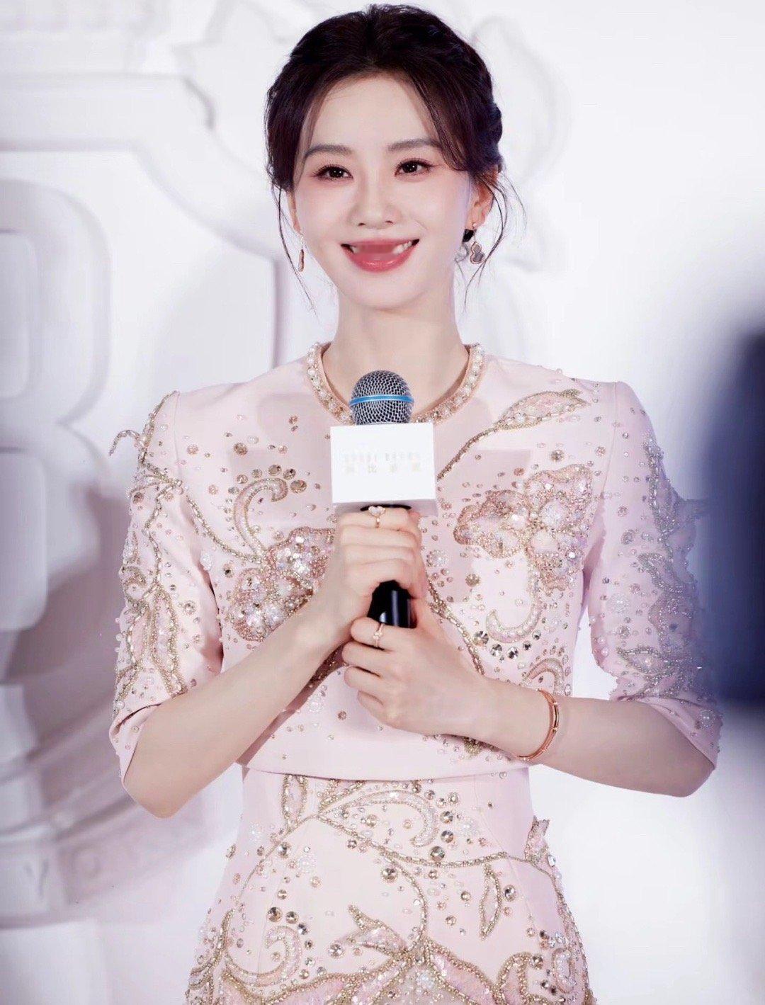 刘诗诗把儿子步步扛上车原来明星带娃都一个样 刘诗诗这么美的人第一次看她手忙脚乱 