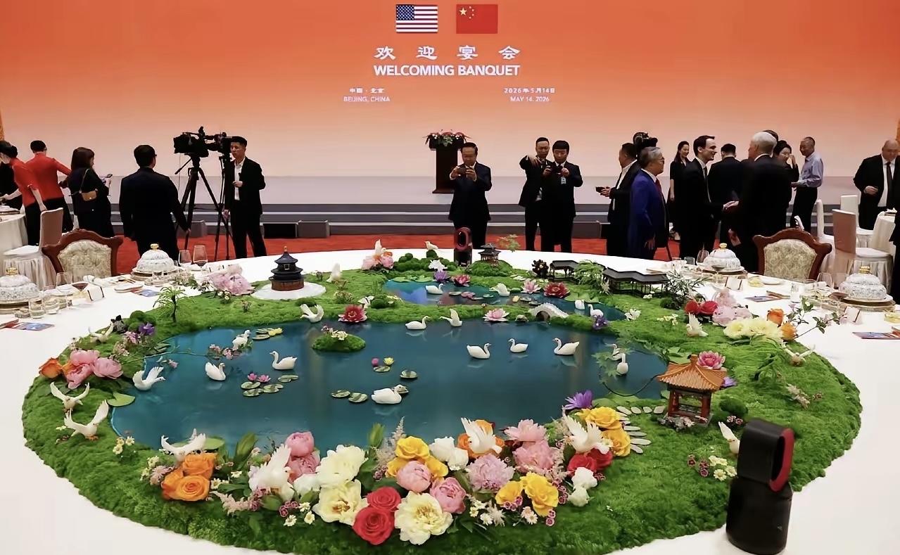 不愧是婚宴！

桌面中间的风景太惟妙惟肖了，碧绿的湖面、游动的天鹅，还有五颜六色