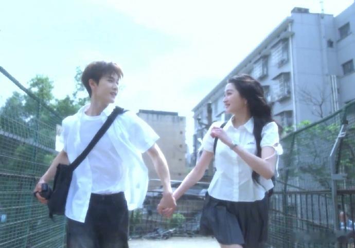 关晓彤李昀锐青春校园味、关晓彤李昀锐耀眼剧宣共创彼此成为对方前行的光亮，关晓彤李