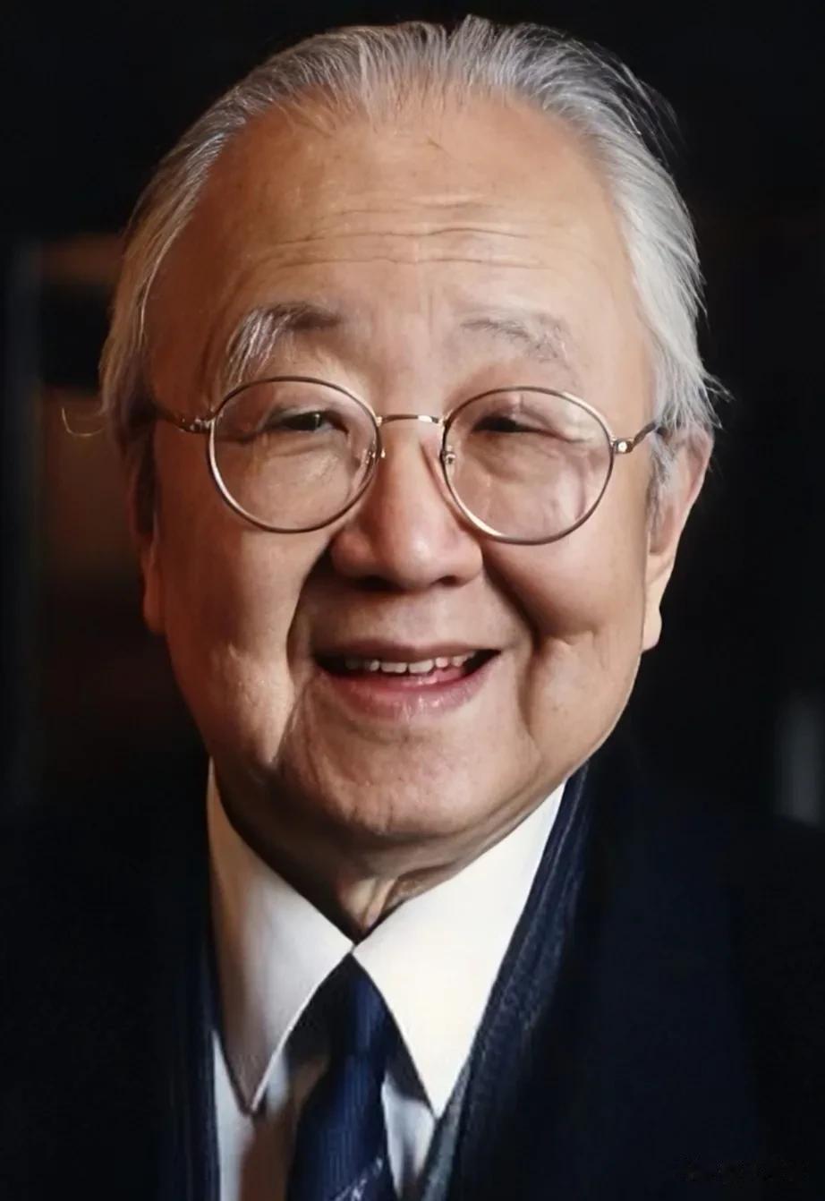 那年，著名书法家启功的妻子只剩最后一口气，她紧紧捏着启功的手，迷迷糊糊的说:后院