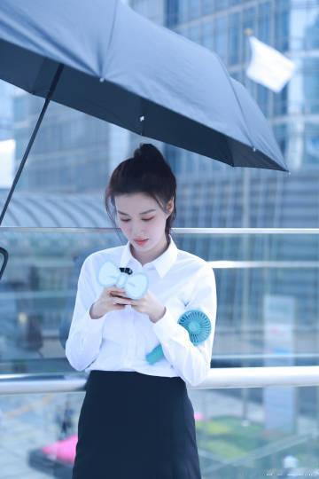 钱菲等了王楚然三年当《爱情有烟火》在积压三年后终于开播，观众发现了一个浪漫的巧合