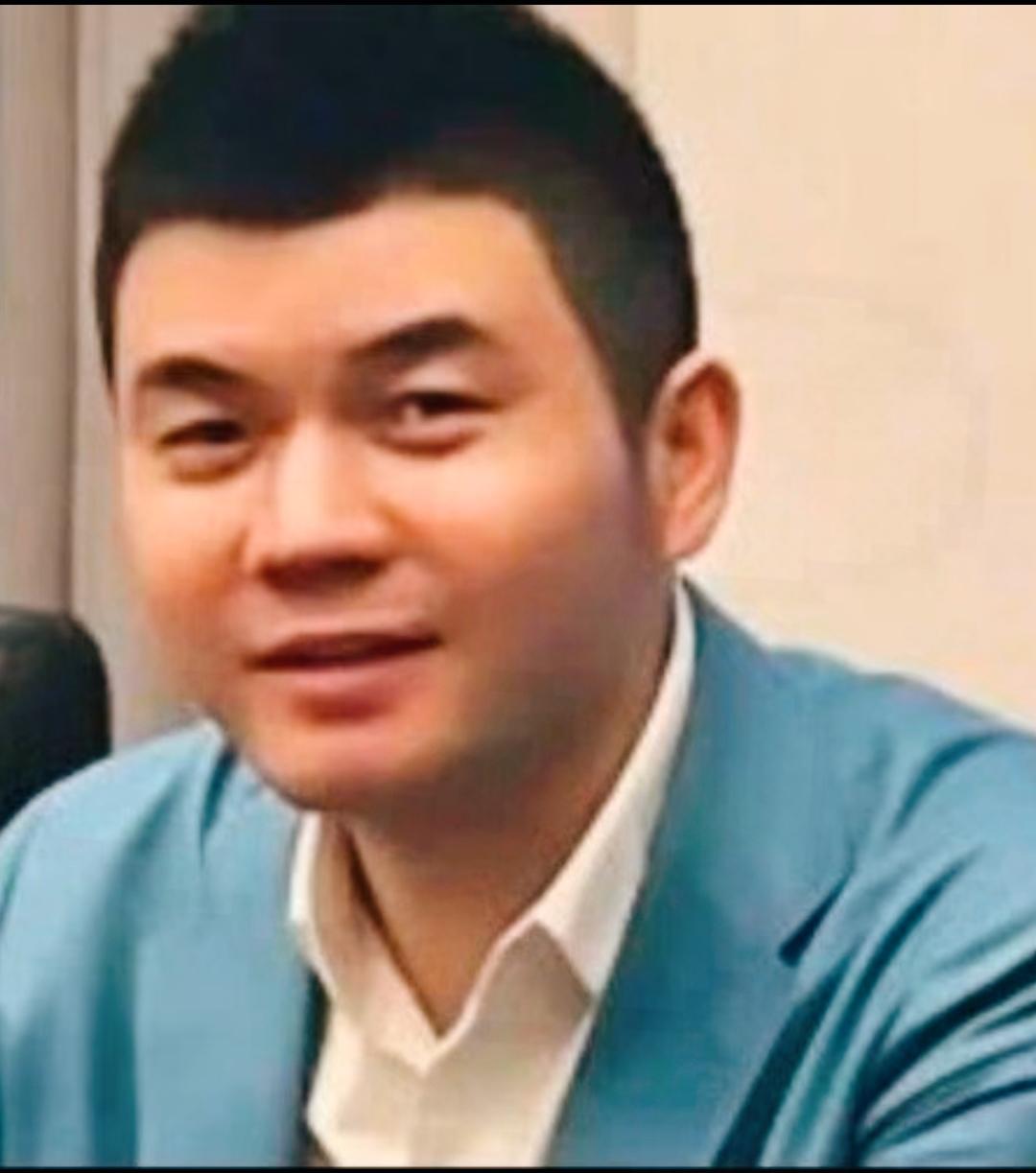 胡小伟这人，真是把“作死”演绎到了极致。

在日本以为换个马甲、住个五星级酒店就