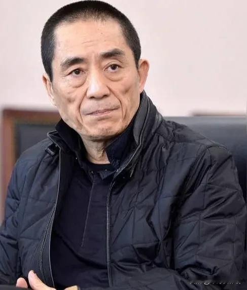 提起张艺谋，大家都知道他是享誉国际的大导演，身价不菲。

但很少有人知道，在他的