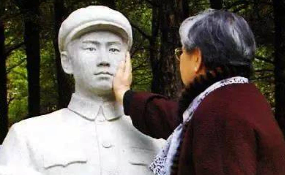 1990年，毛岸英牺牲已满40年，他的妻子刘思齐突然向中央提出了两个疑问：第一，