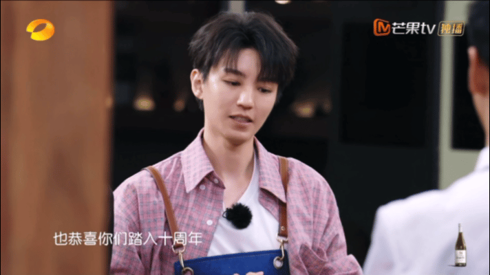 黄晓明中餐厅唯一10年都在的人 到底是什么样的魔力，能让一个男人在一档综艺里坚持