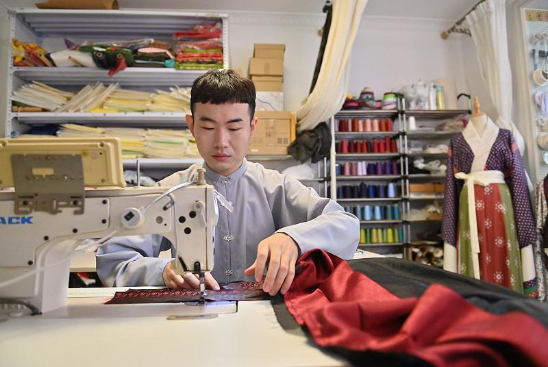 我是真的看好中国汉服的未来发展，完全不是空喊口号的那种乐观。
就说山东曹县，20