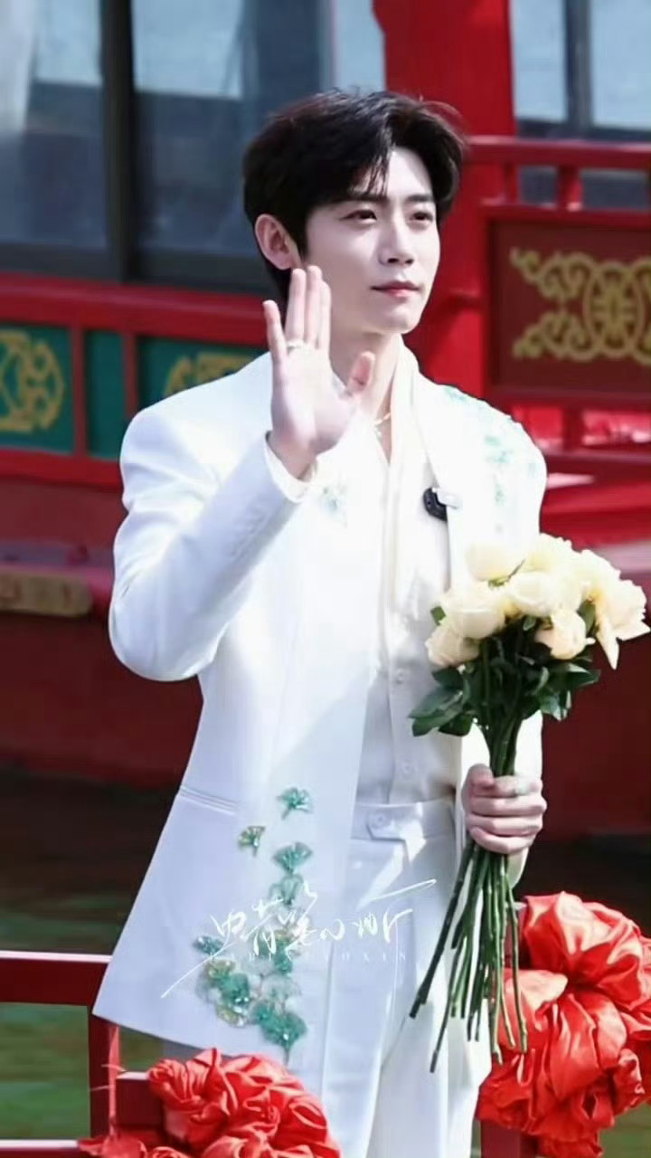 李卿新中式白西装李卿白马王子来的 花船巡游的李卿自带高光！新中式白西装勾勒出挺拔