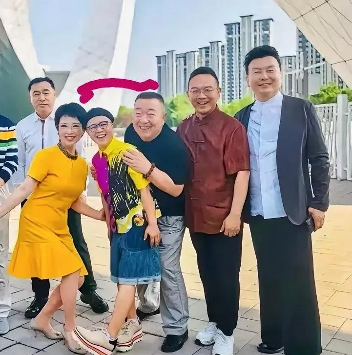 央视知名六位主持人，左边的是张宏民，黄微，金龟子二人动作可爱，董浩还是那么富态，