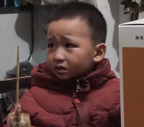 其实类似的事不止发生在贵州。江苏有位妈妈上班时打开监控，想看看孩子有没有好好写作