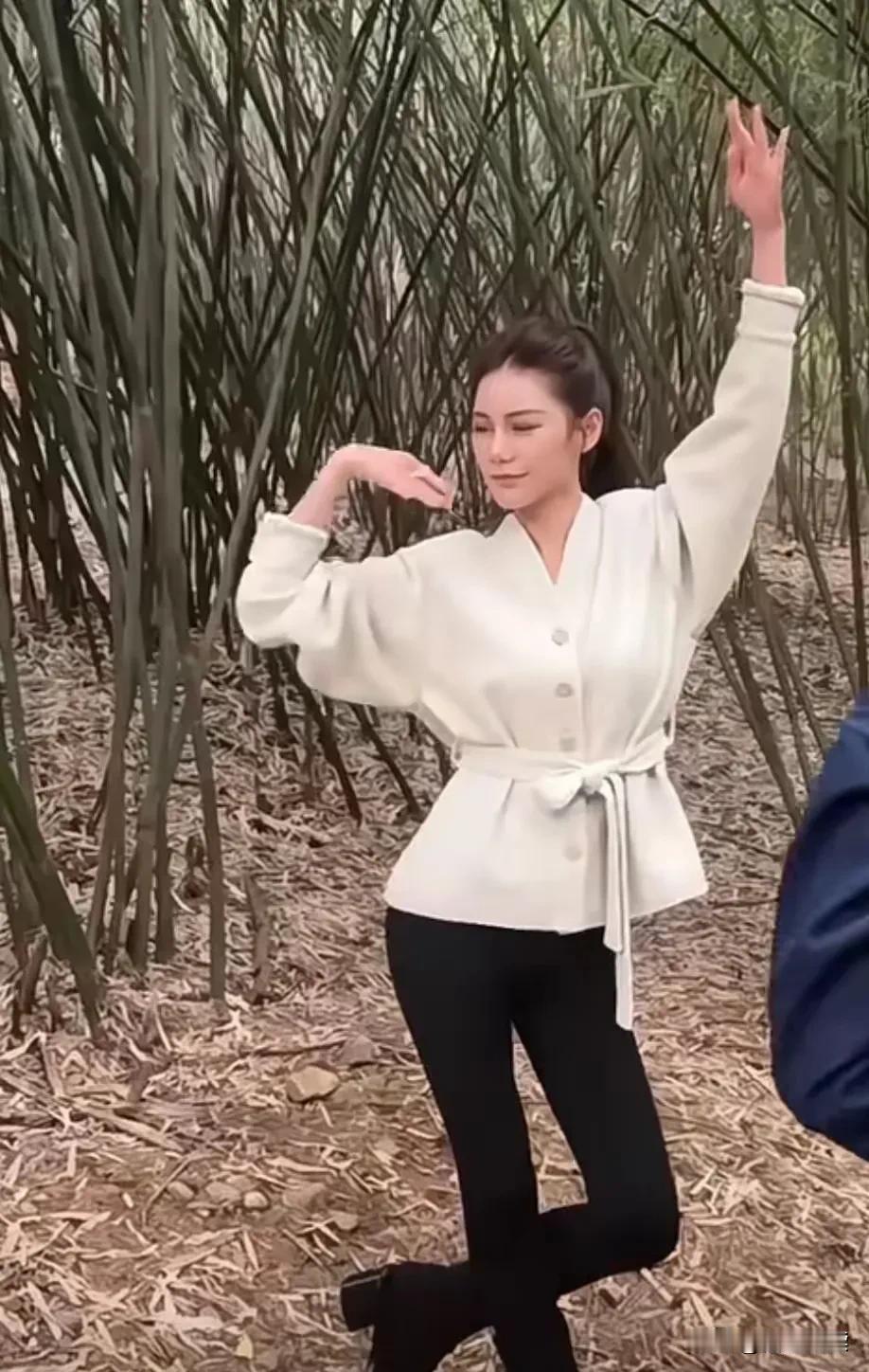 网友真会搞事情
这是要害乐乐呀

乐乐教了一段舞蹈

就被黑宝宝盯上了
说他没有