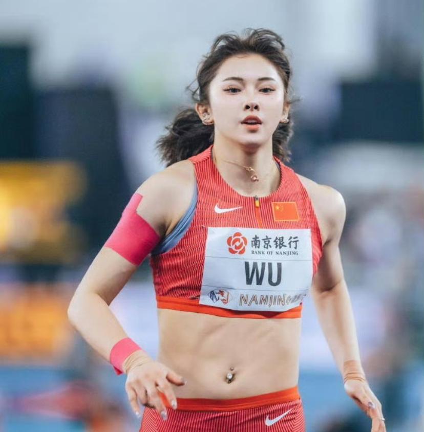 吴艳妮泪洒赛场，那滚烫的泪水里，藏着拼搏的艰辛与未达预期的遗憾。赛场上她如勇猛的