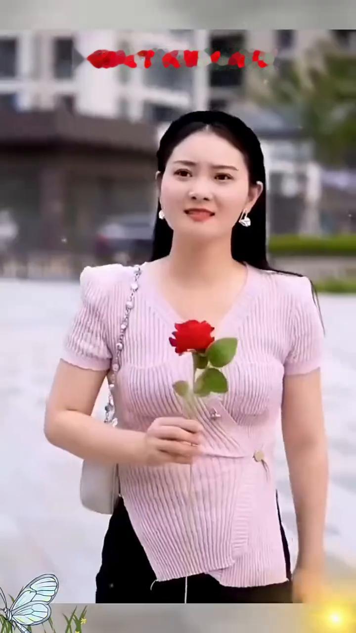 《你做了我梦里的人》。
叔叔阿姨觉得好听支持一下，点白色箭头把唱歌的人换成你自己