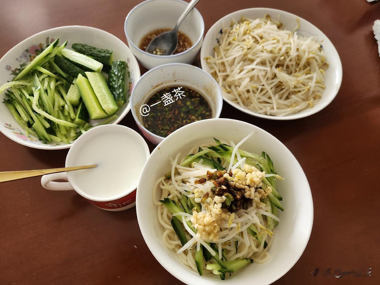 早晨二姐说起做葱油面的那个汆怎么做，结果越说越香，越香越馋，中午立刻吃了一顿葱油