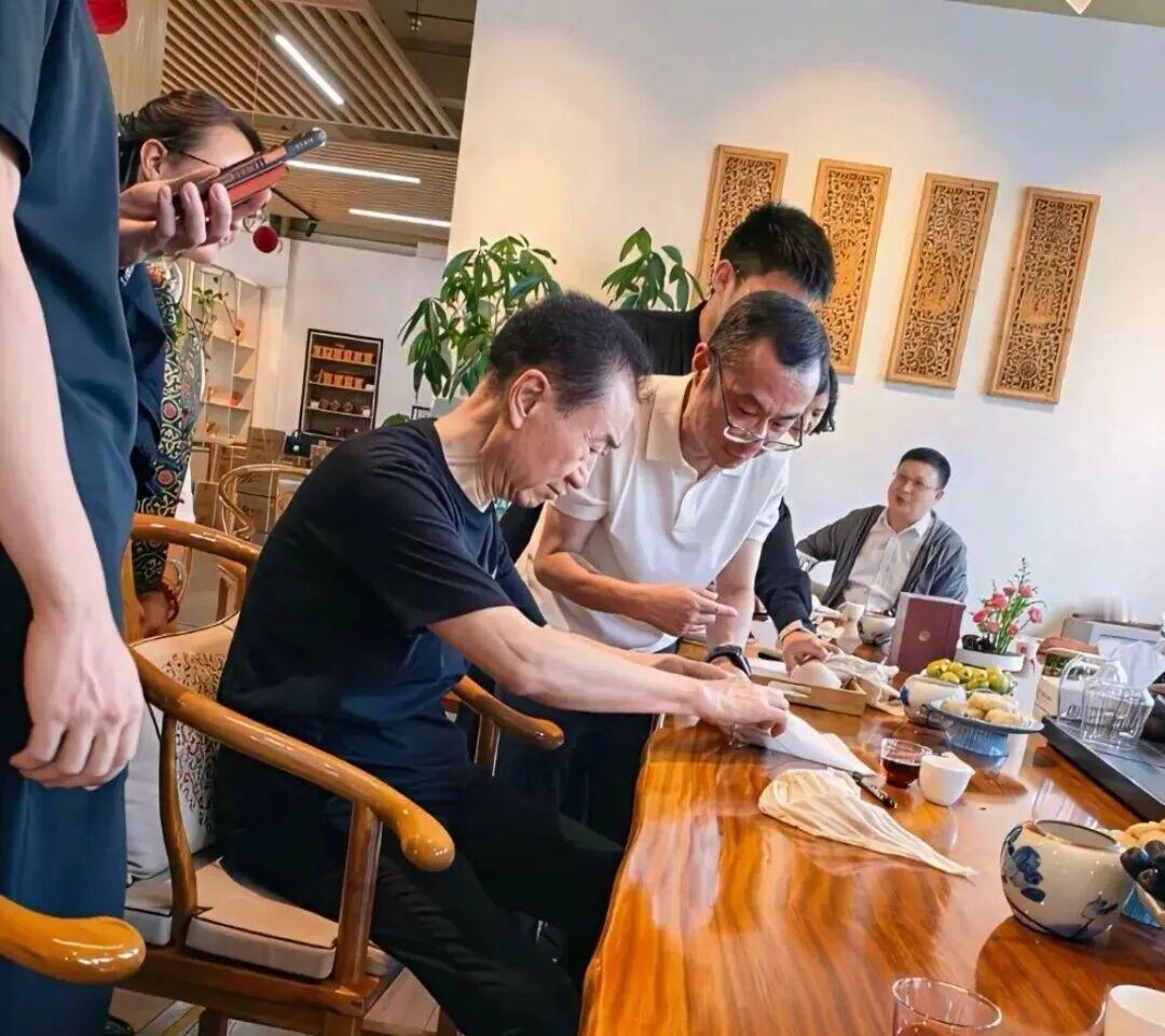 万达官宣境内公开债券全部清零，不少人就此认为，王健林熬过最难的寒冬，即将翻盘。但