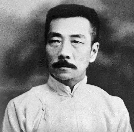 1933年，鲁迅写了很多抨击国民党的文章，老蒋大怒，派沈醉前去暗杀。沈醉在鲁迅门