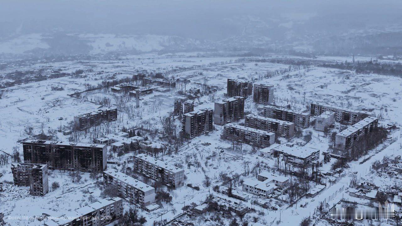 【雪落无声，硝烟不停】乌克兰无人机拍下的库皮扬斯克城市雪景。