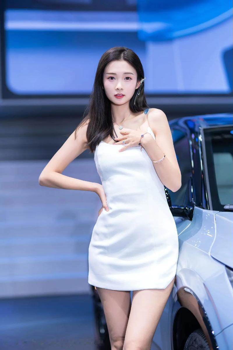 你最喜欢的女神是谁？车模李凉凉，是当今宇宙最美的女孩子。