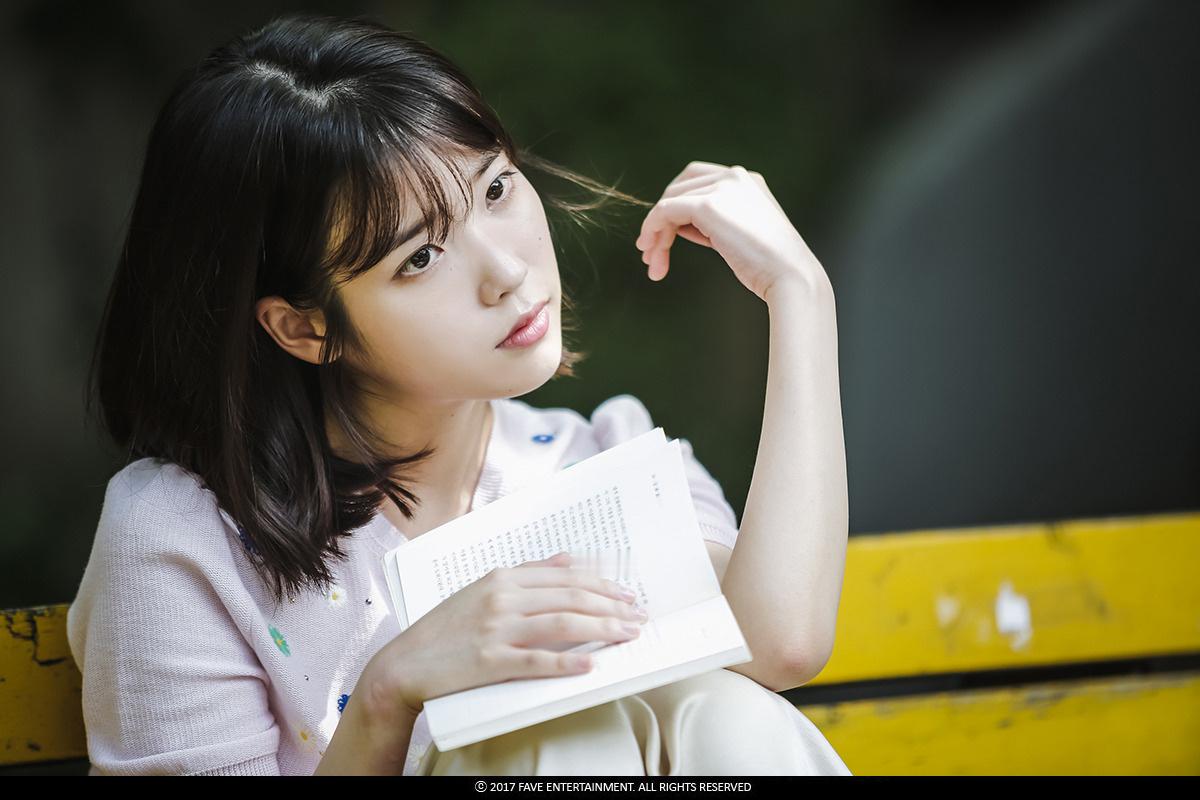 IU[超话]   🐥 IU韩国第一女solo  2017年时光机🐥IU专辑《