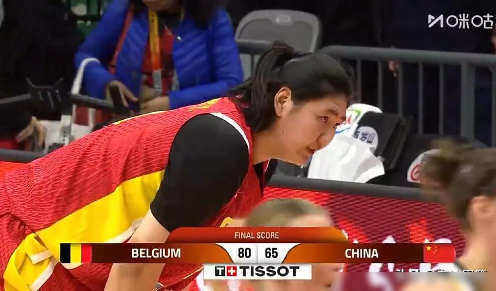 中国女篮输球，不是运气差，是根基在晃。
全场20+失误，60%是没人逼抢的低级