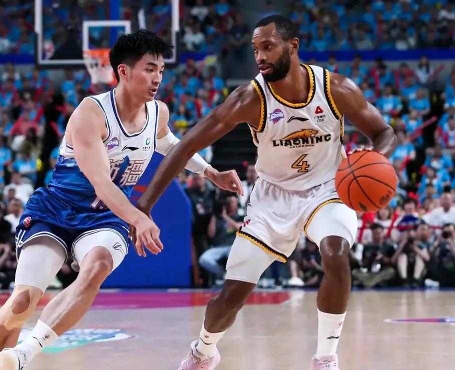 弗格真是辽宁赢球功臣，攻防一体，任劳任怨，打球态度也积极。
第一，cba有太多进