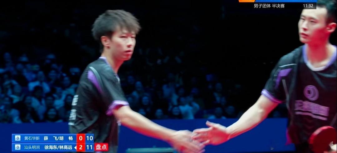 首盘大飞胡畅组合迎战海东高远组合。海东与高远一远一近配合默契无间，惊奇哥哥直言“