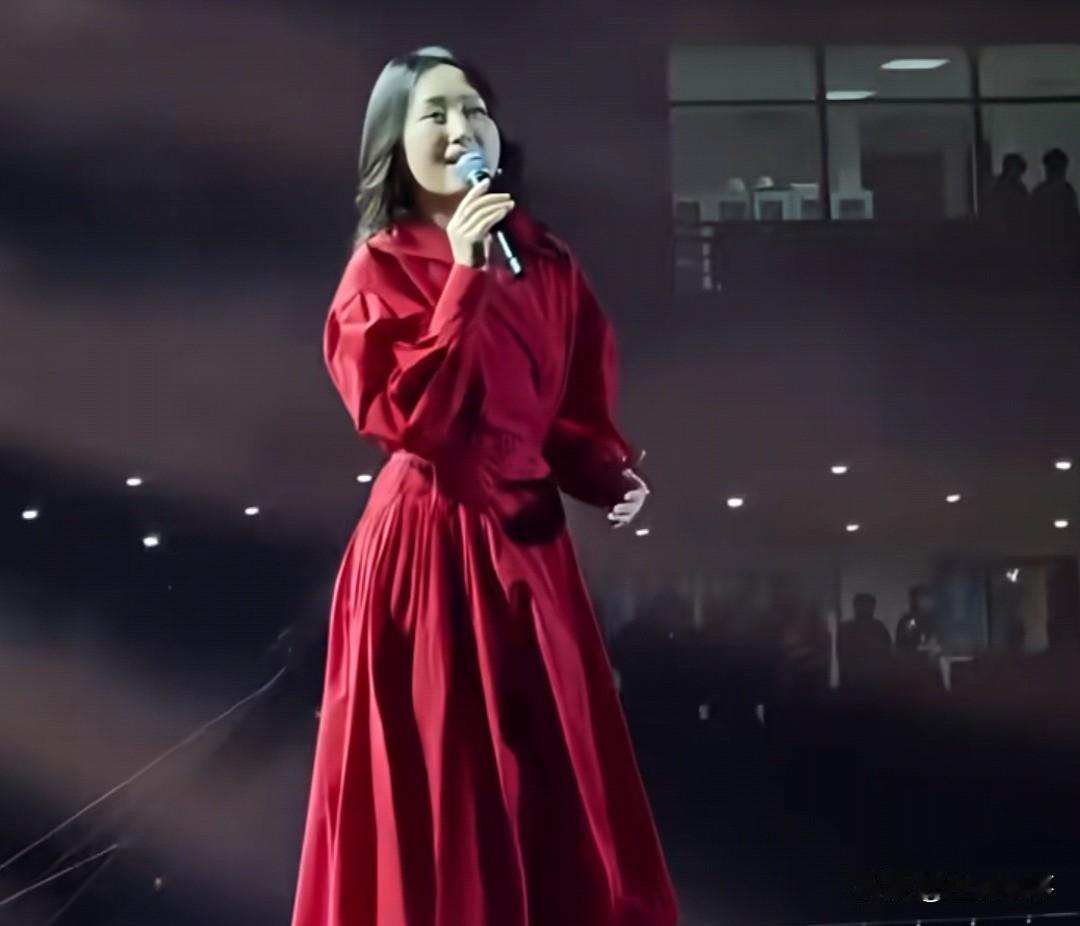 杨钰莹，55岁，不愁嫁
……
今天，看到55岁的杨钰莹在济宁演唱，不再年轻，有种