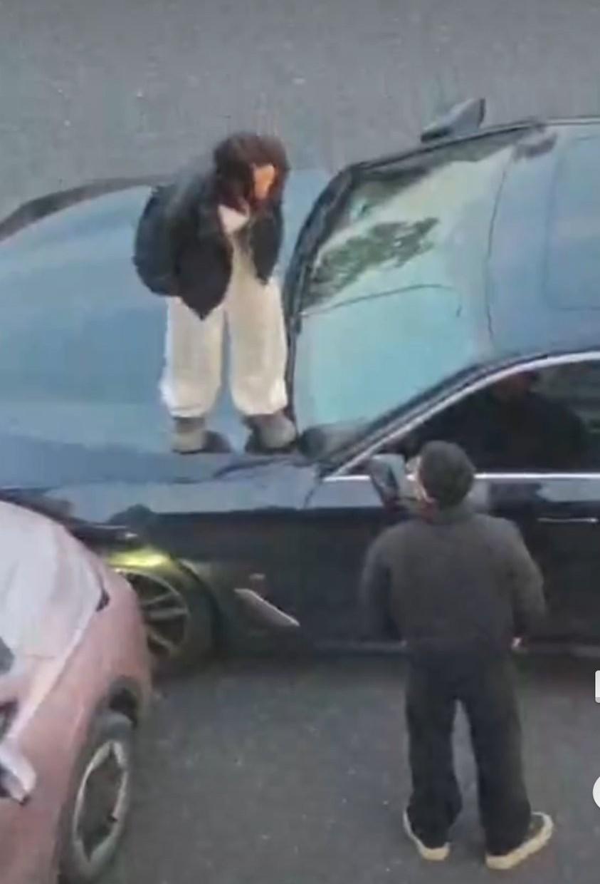 安徽宣城，两车发生碰撞，双方在协商过程中，一言不合，女车主就爬上对方车辆引擎盖狂