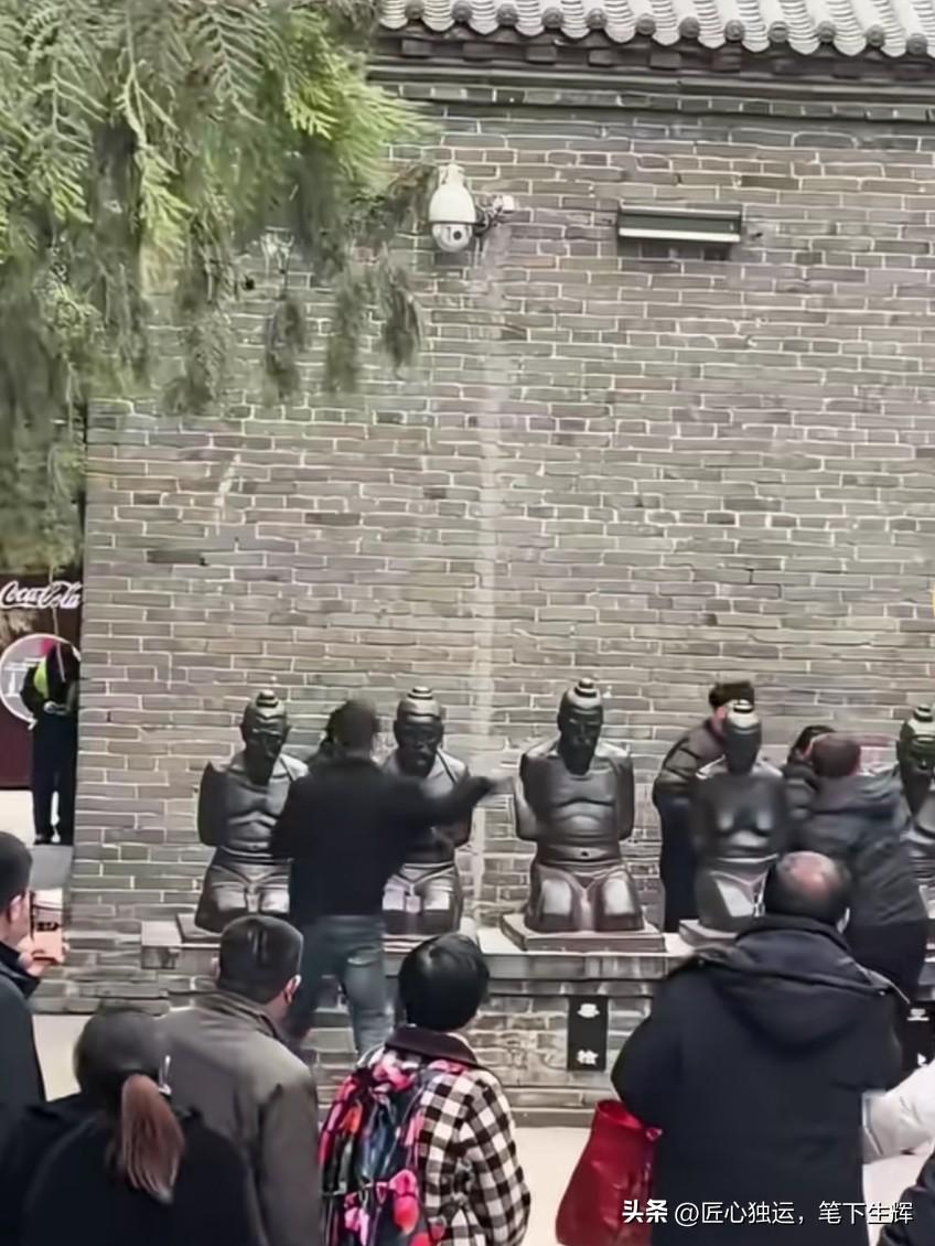 人生憋屈到极点时，确实会想找个地方把怨气狠狠拍出去。岳王庙前那五尊跪像，秦桧、王