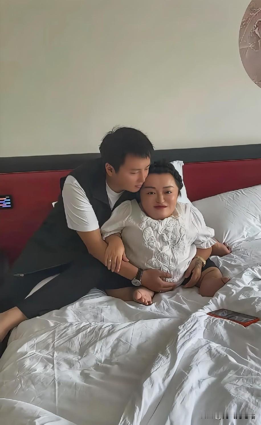 大双从身后环抱住喜梅，两人凑在一起盯着红色手机的模样，简简单单的相伴看着格外舒心