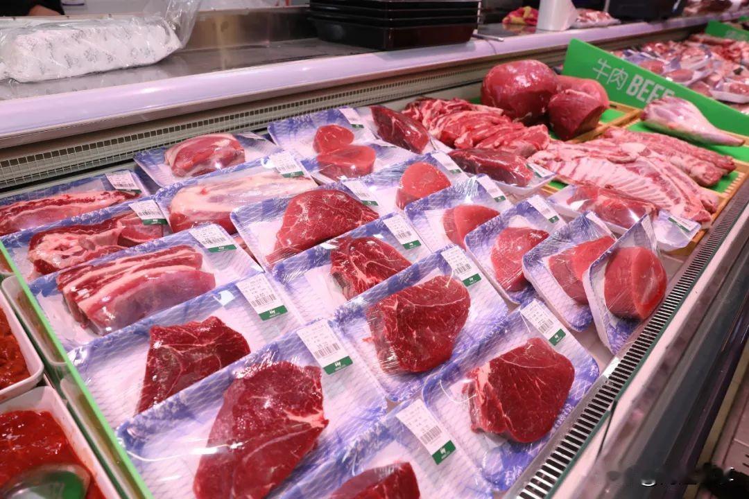 中秋国庆还没到，牛肉先疯了。

新发地牛前腱一公斤75块，环比涨4%，同比猛涨1