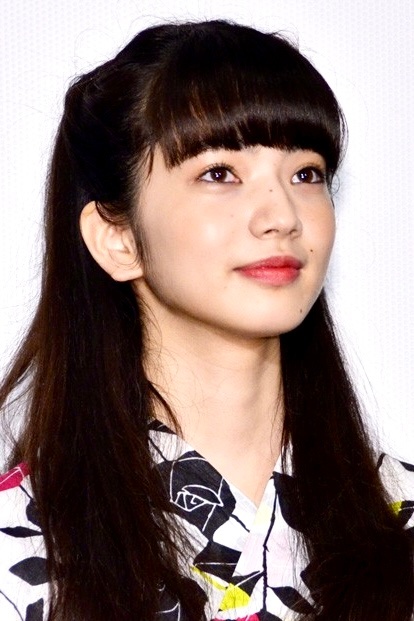 2014年，十八岁的小松菜奈，在出席《渴望》首映礼时的一幅照片。 