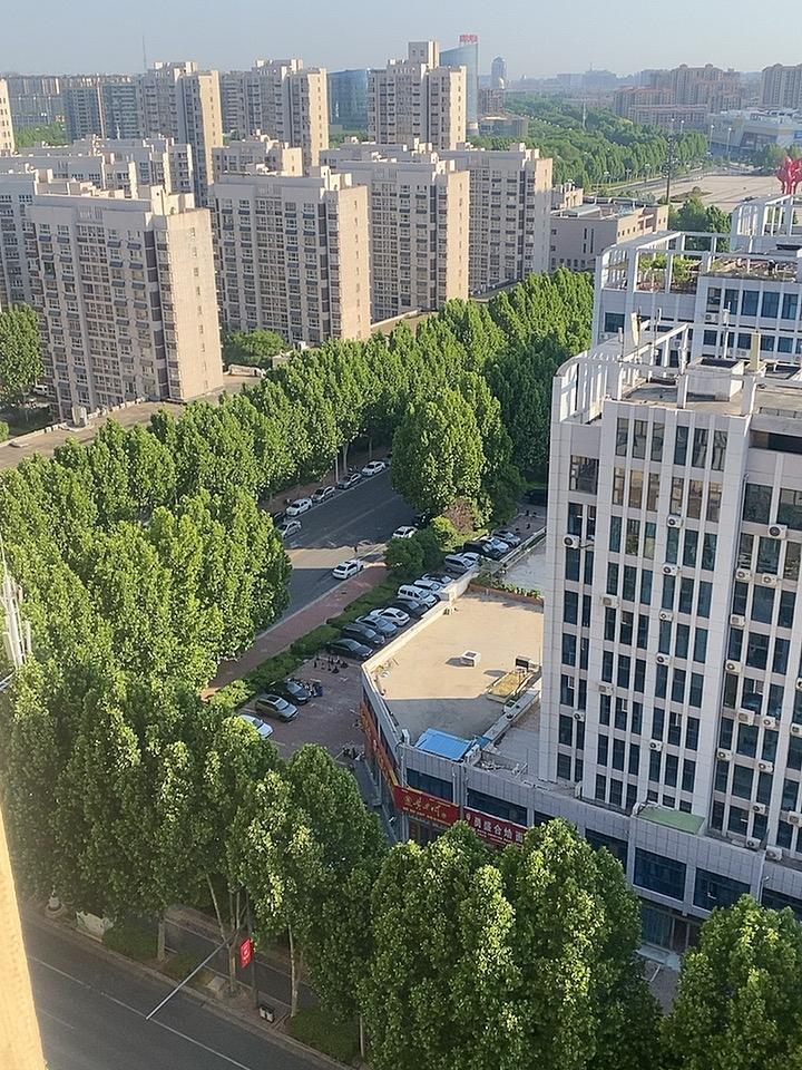 机器生产出来的残次品一旦流入社会，就会在空调、电脑、汽车、火车上不停地运转，滥竽