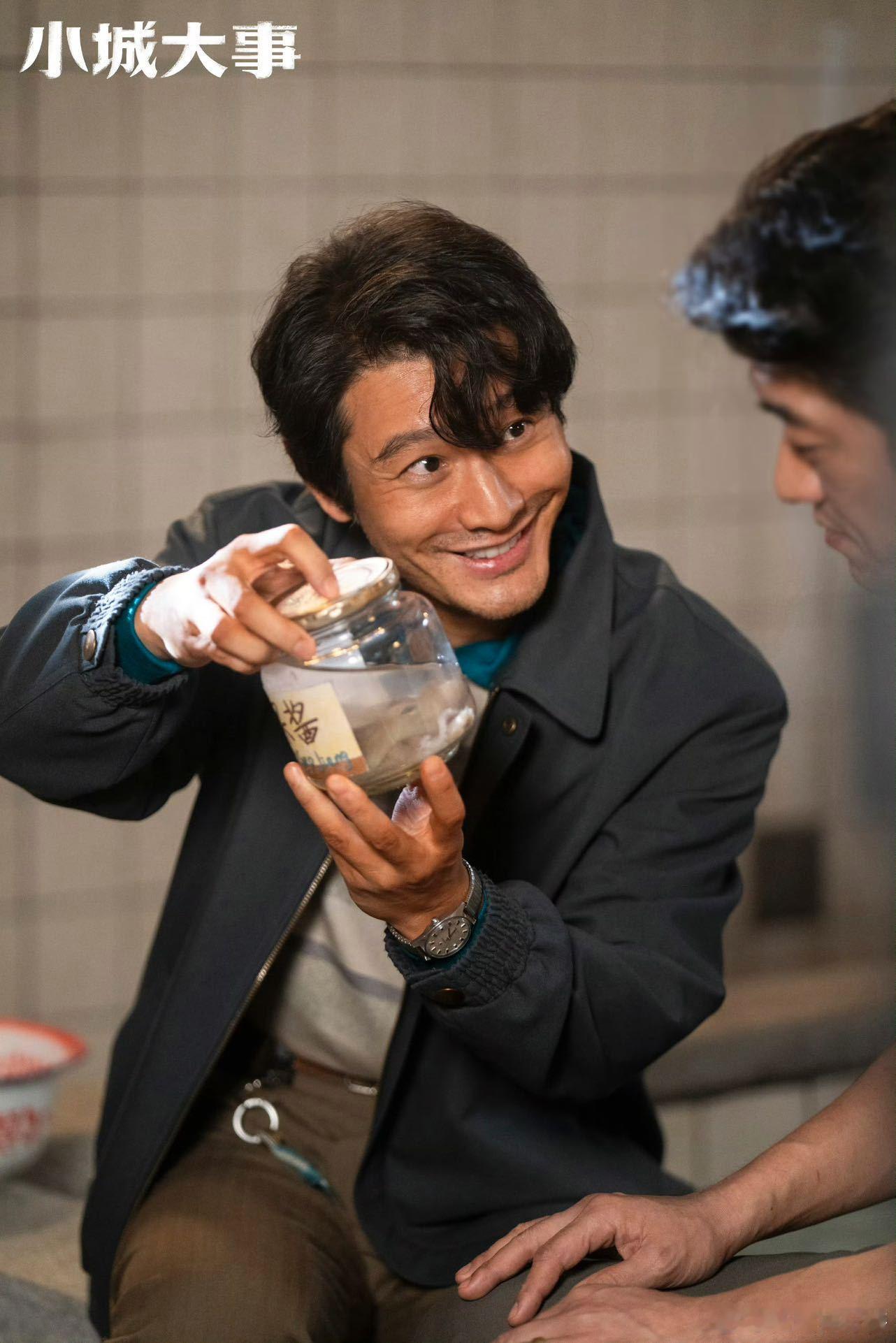 黄晓明小城大事好评不断 小城大事收官依旧热度不减，黄晓明把郑德诚演得真实接地气，