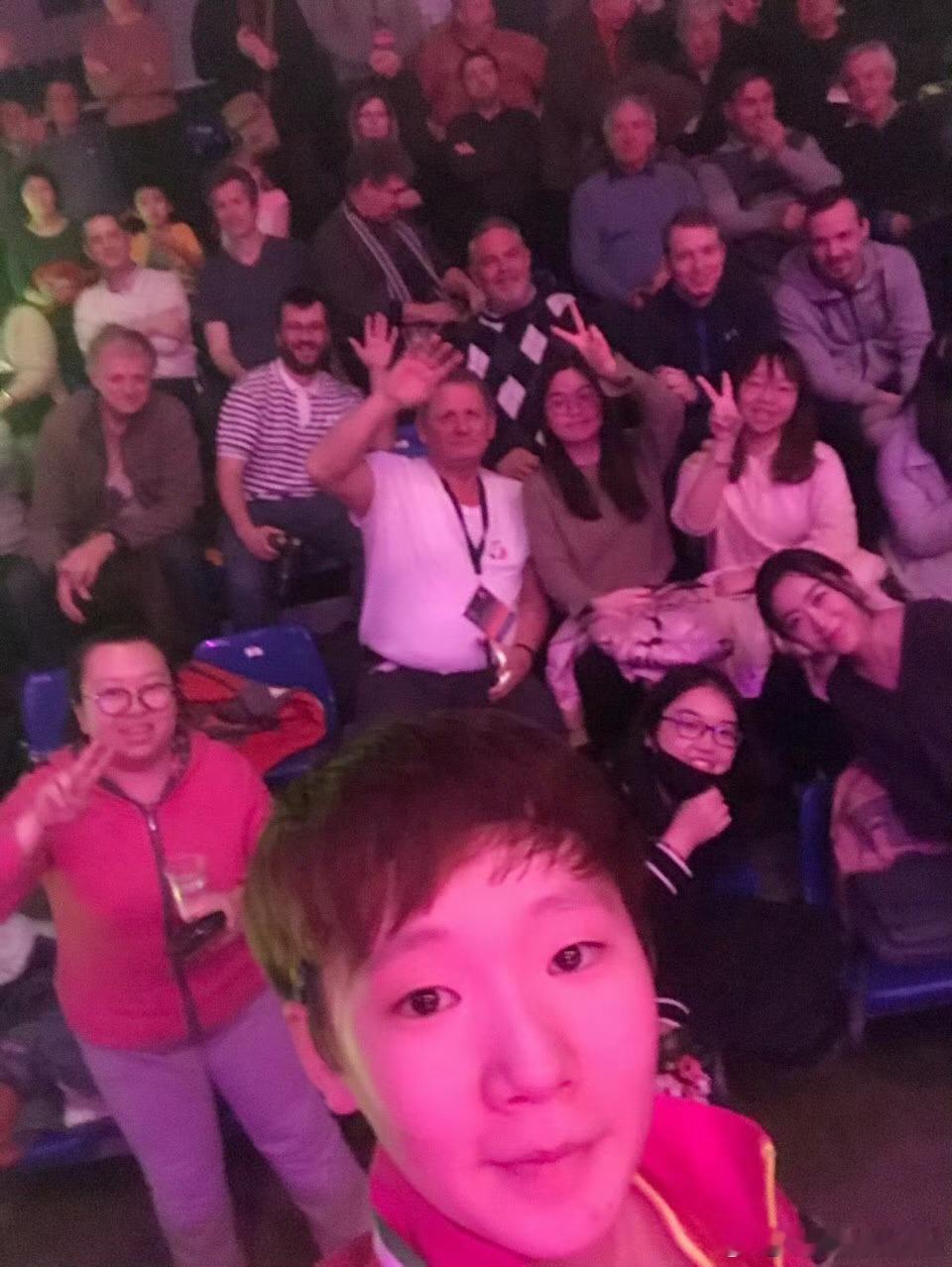 眼睛又圆又亮的小鱼妹冠军自拍那么多人同享呢 ​​​