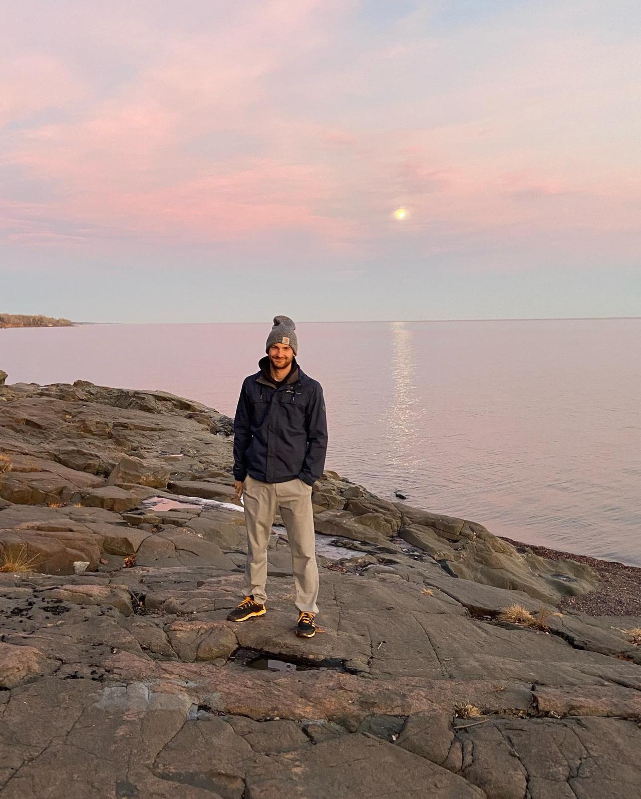 据英媒报道，29岁美国籍冰上曲棍球运动员 Adam Johnson（亚当‧约翰逊