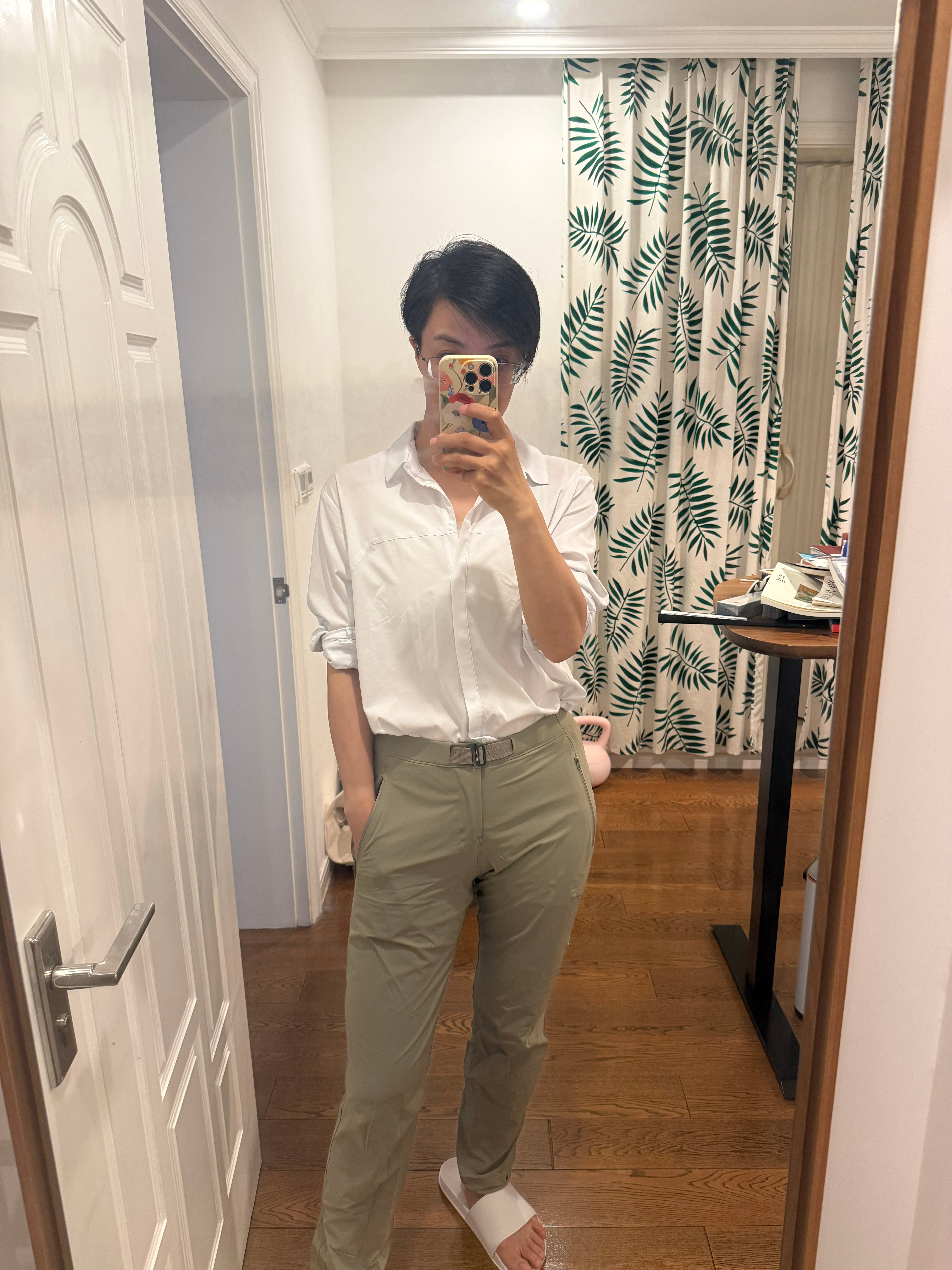 小陈约我去爬山我整理了下装备夏天防晒比较重要穿个白衬衫卡其裤吧小陈：不行，太白了