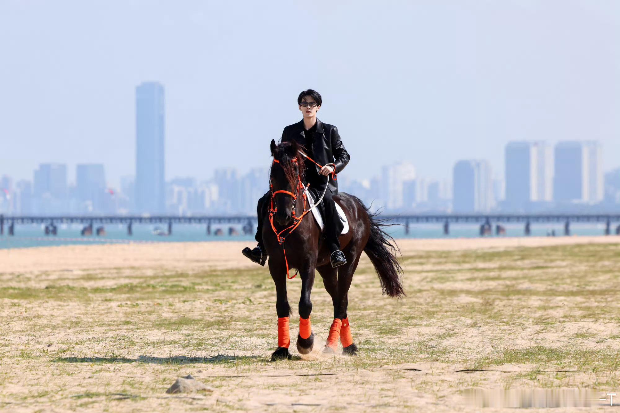 檀健次好6团比心对齐颗粒度 好6团全员围着檀健次打卡《PROOF》手势舞，轮流“