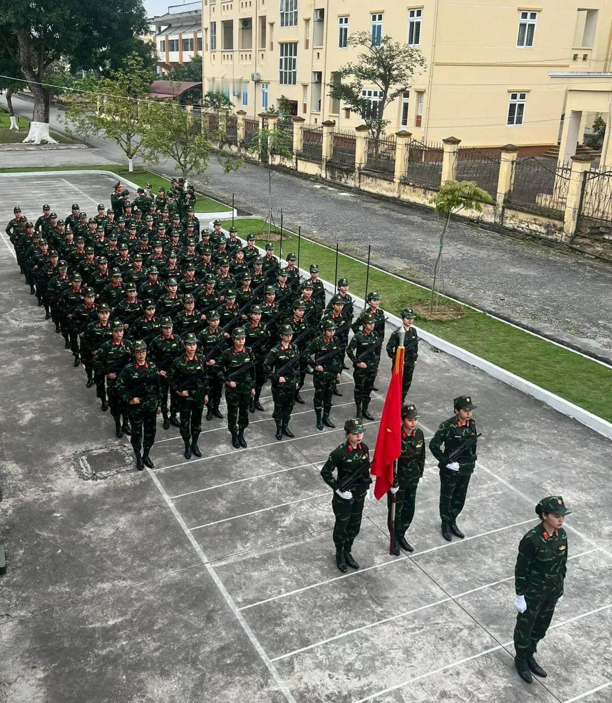 #越南武器装备# 越南人民军女军官正在为即将举行的纪念奠边府战役 70 周年（1