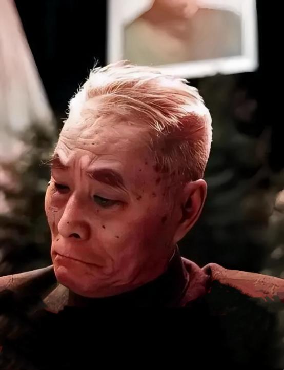 这是72岁的黄维，尽管已被改造20余年，面容仍显露出“不屈服”的神情。岁月似乎并