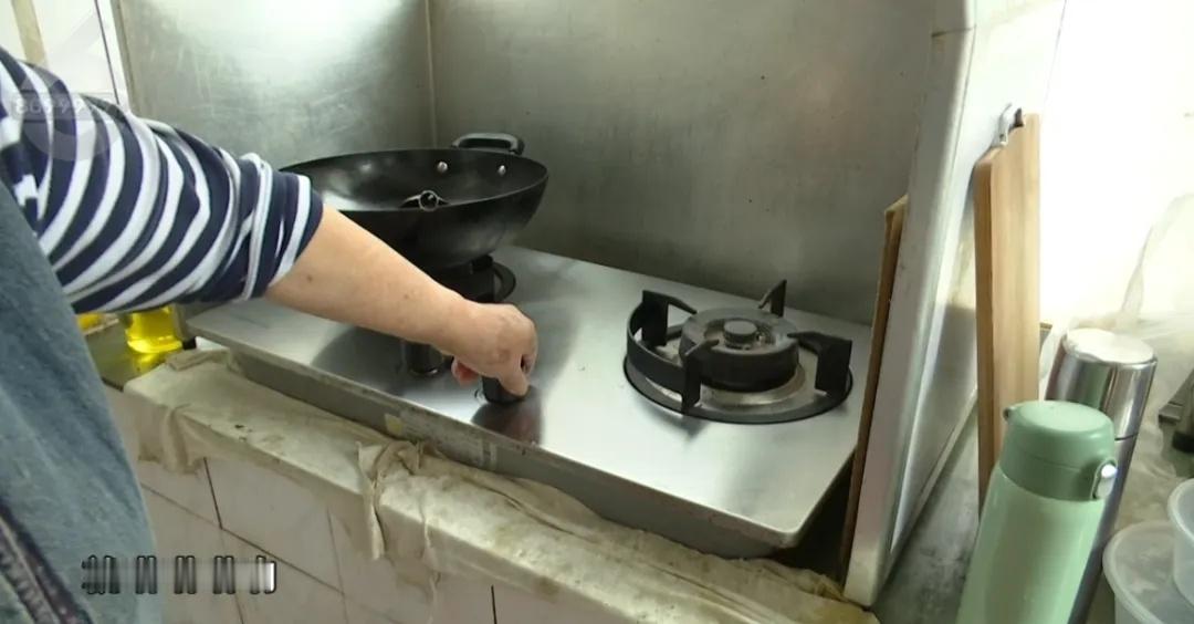 【昆明一小区近两月来天然气供应不稳定】最近，家住教研路昆明物理研究所生活区的多位