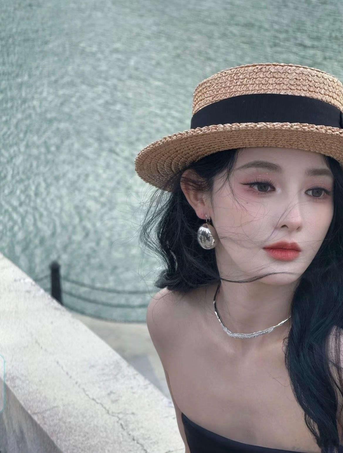 彭小苒承认恋情虽然说尊重小冉恋爱自由，但是那个男生看起来没有边界感缺乏绅士风度，